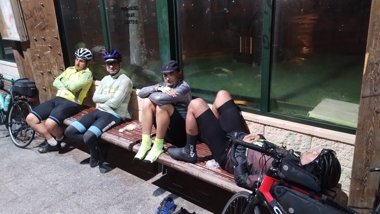 From left to right, Ferreiro, Me, Manolo and Dani, on the benches on the bus stop in San Cibrao.