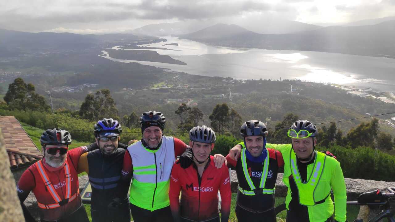 From left to right, Edgar, me, Dani, Jose, Ángel and Óscar - the Mesoiros and me - with the gorgeous view of the Miño behind us