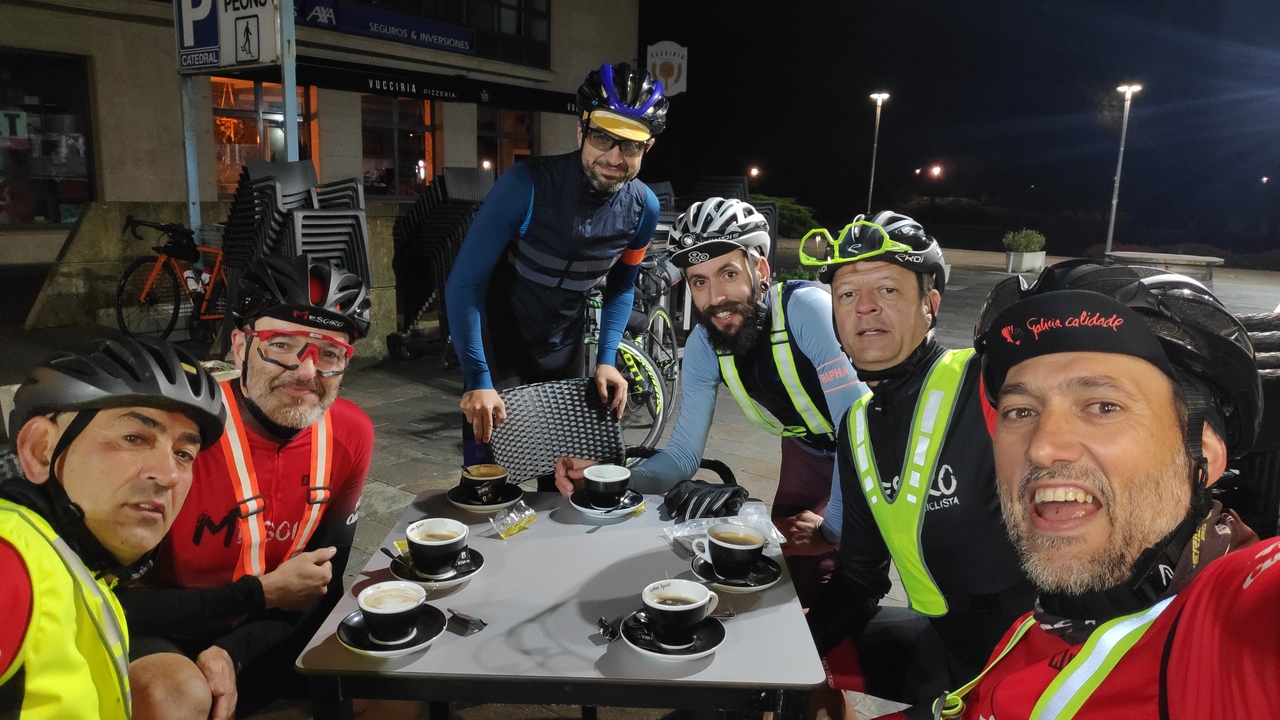 Group selfie at the coffee stop in Santiago. From left to right, Jose, Edgar, me, Alex, Óscar and Dani. Everybody having a big cup of coffee in front