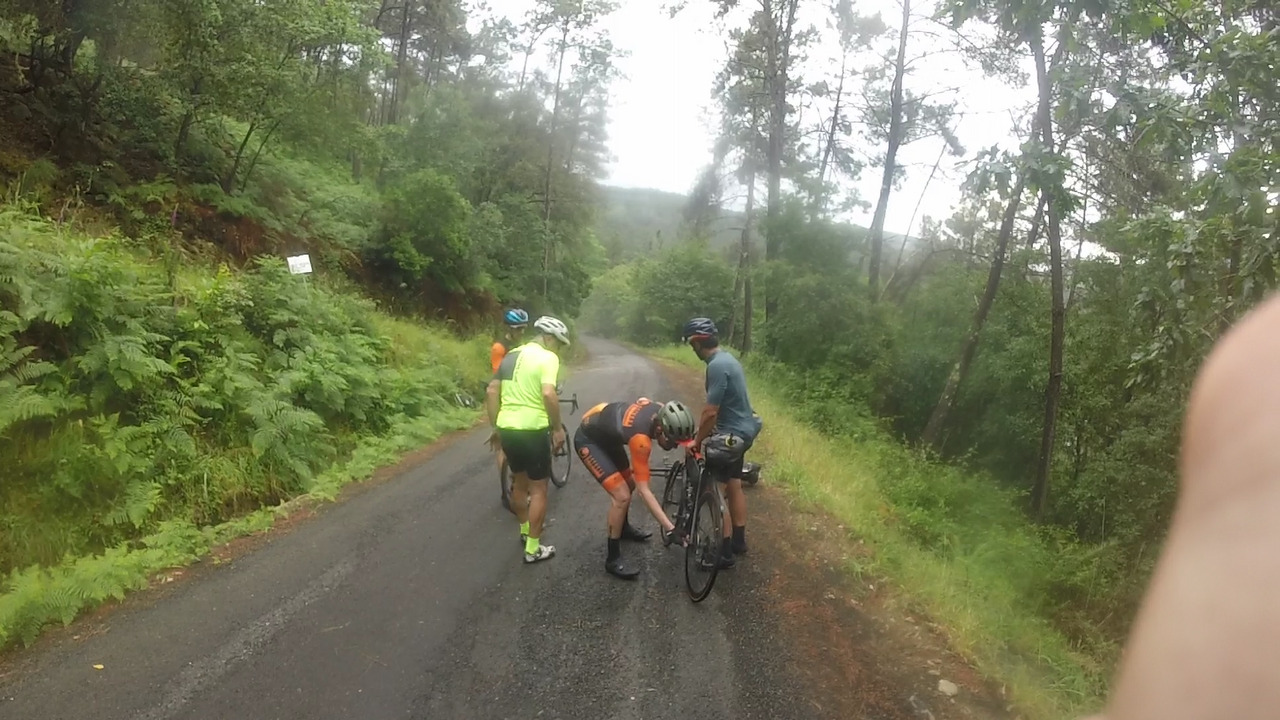 Everybody stopped in the middle of a descent, Sergio is looking closely at his bike's wheels, he got a double pinch flat