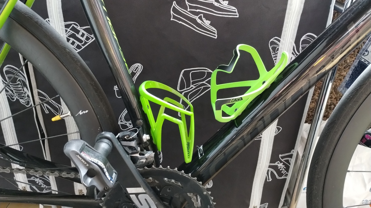 The right-handed side cage, installed on the down tube of the synapse