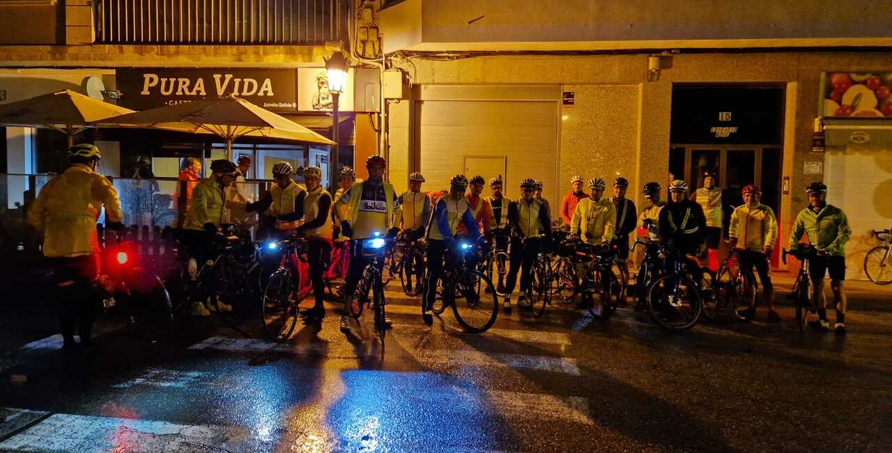 The usual group picture at the start of the Brevet, it is dark and we are in front of the Pura Vida bar in Tui