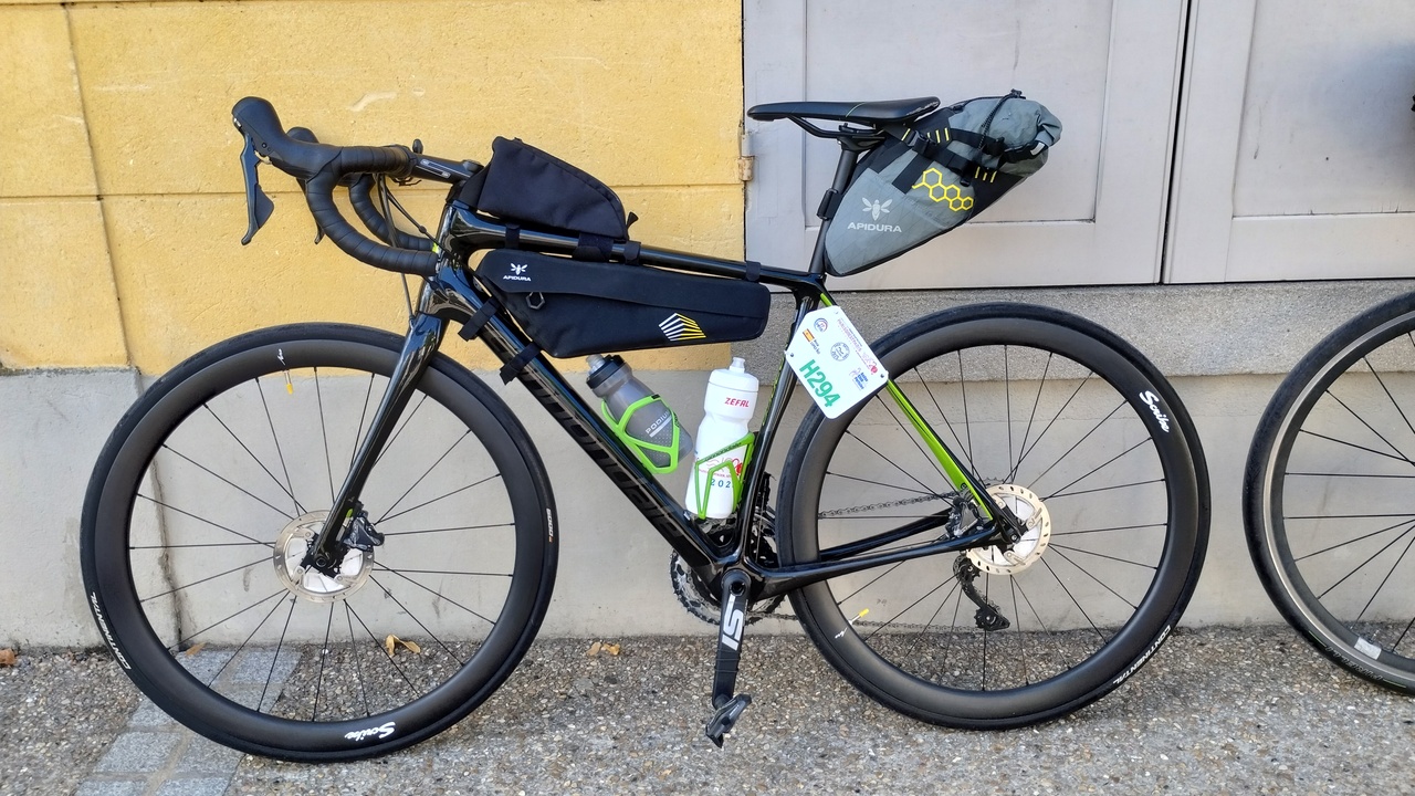 My beloved cannondale synapse, ready for the start of PBP, with the frame and saddle bags from apidura and the top tube bag from restrap. One 600ml camelbak bidon and the 750ml zefal bidon from the PBP organization.