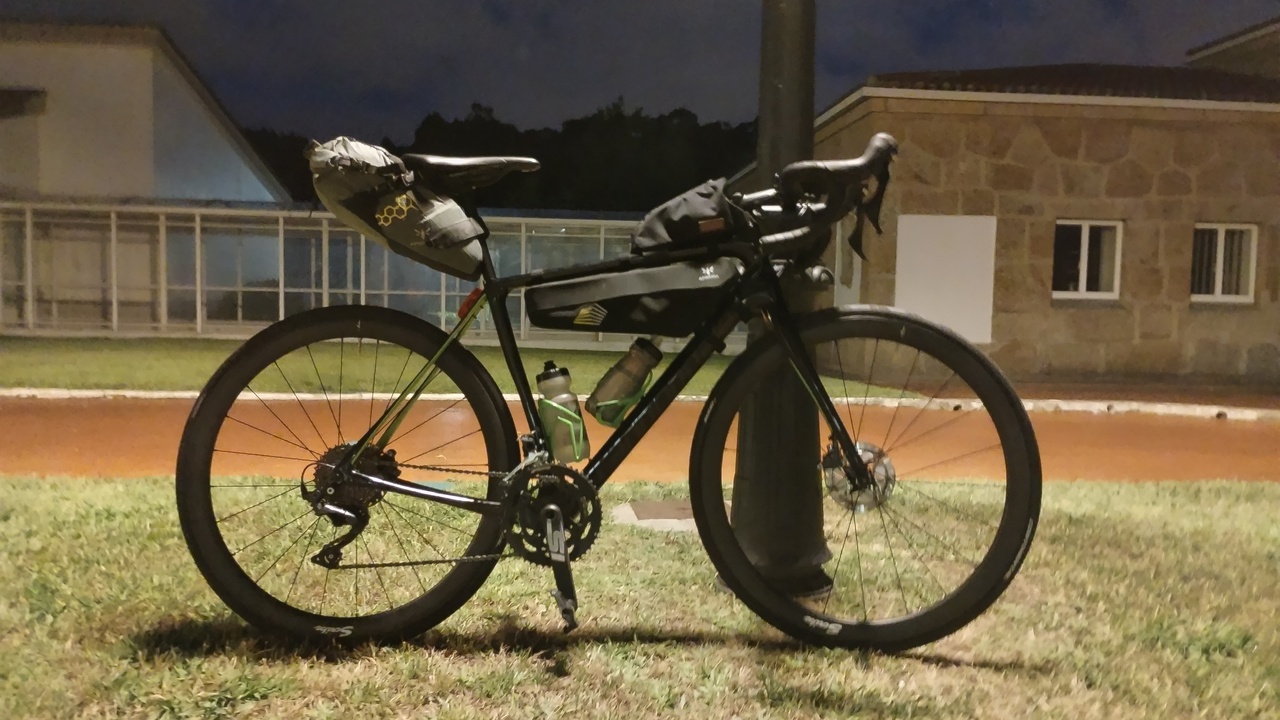 The synapse, fully loaded with everything split among the top tube, frame and saddle bags, ready for the 600 galaico-asturiano a few weeks ago