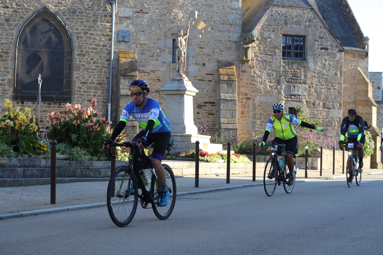 Me, followed by Ferreiro and Dani, crossing yet another village in Bretagne, it was early morning, a bit before 9:00, so we were still dressed for the fresh of the night, foto taken by the official photographers from maidru photo