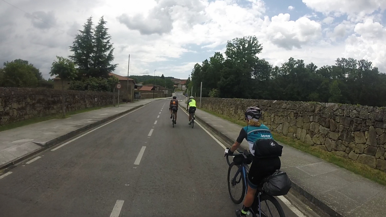 Roberto, Valentín and Estefanía, entering the village of Ferreira de Pantón