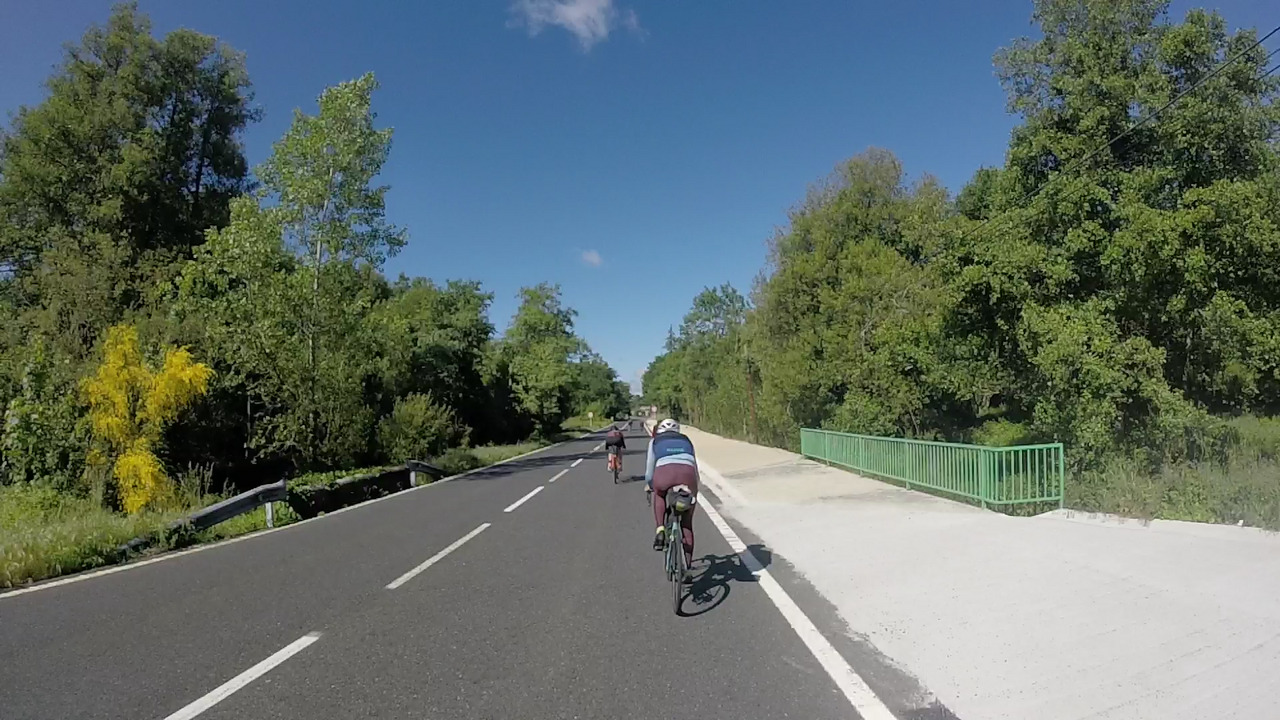 The group, riding in a flat area before Ourense, in a line