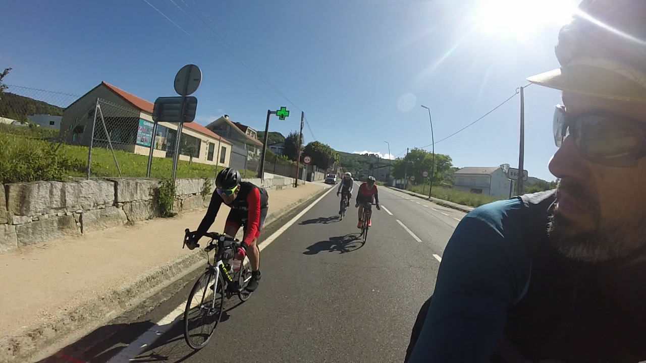 Óscar, on the drops, all aero, going down the main road from Alto do Couso, Alex and Edgar are chasing him, I'm looking at him from his left