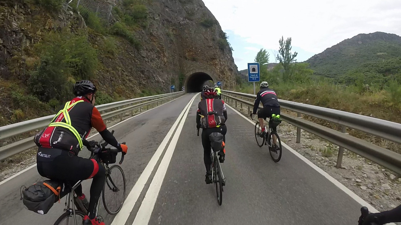 Emmanuelle, Maximilian and Juankar, approaching the 'Túnel de Peñarrubia', by the river Sil