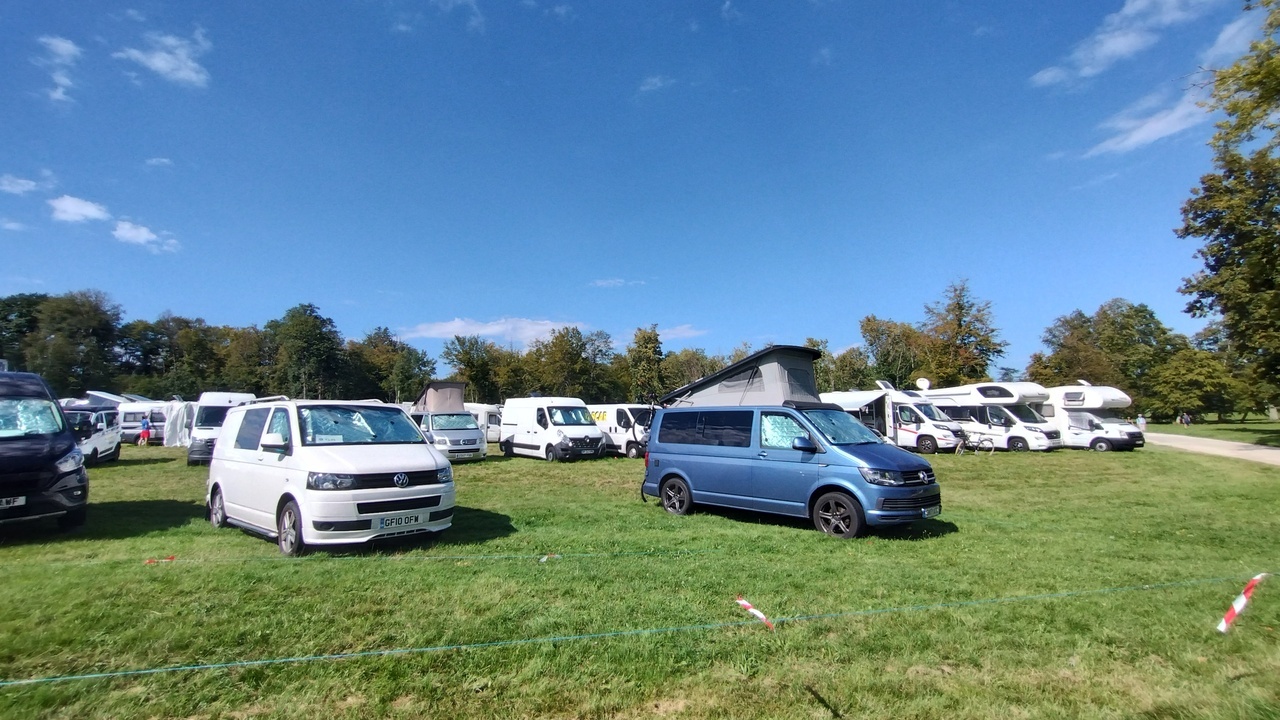 A few more rows of vans, campers and small motorhomes, parked in the parking area in Rambouillet