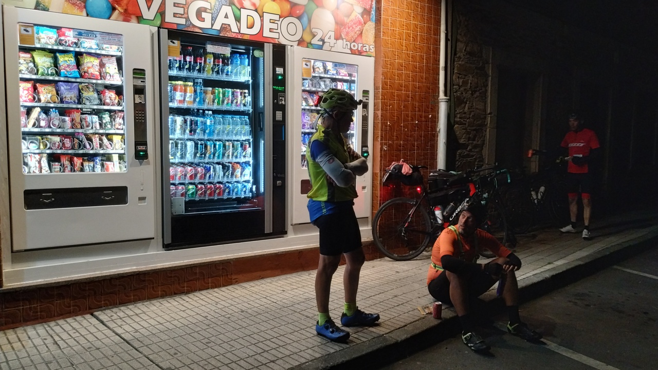 Manolo and Dani, talking in front of the self-service machines in Vegadeo