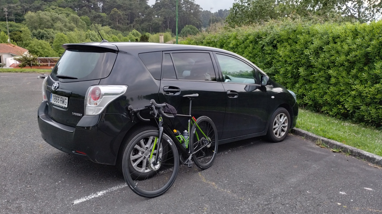 My Cannondale Synapse bike, leaning on my Toyota Verso car, in the parking lot in INEFG in Bastiagueiro