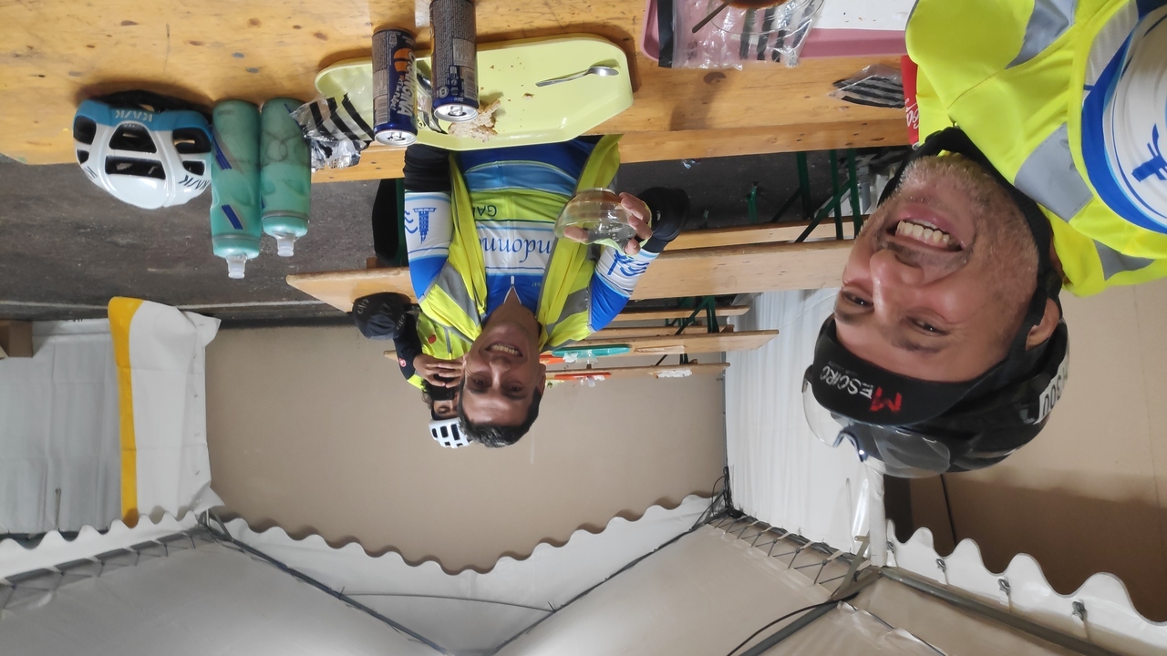 Dani and Ferreiro at the stop in Villaines, so good to see Ferreiro smiling again