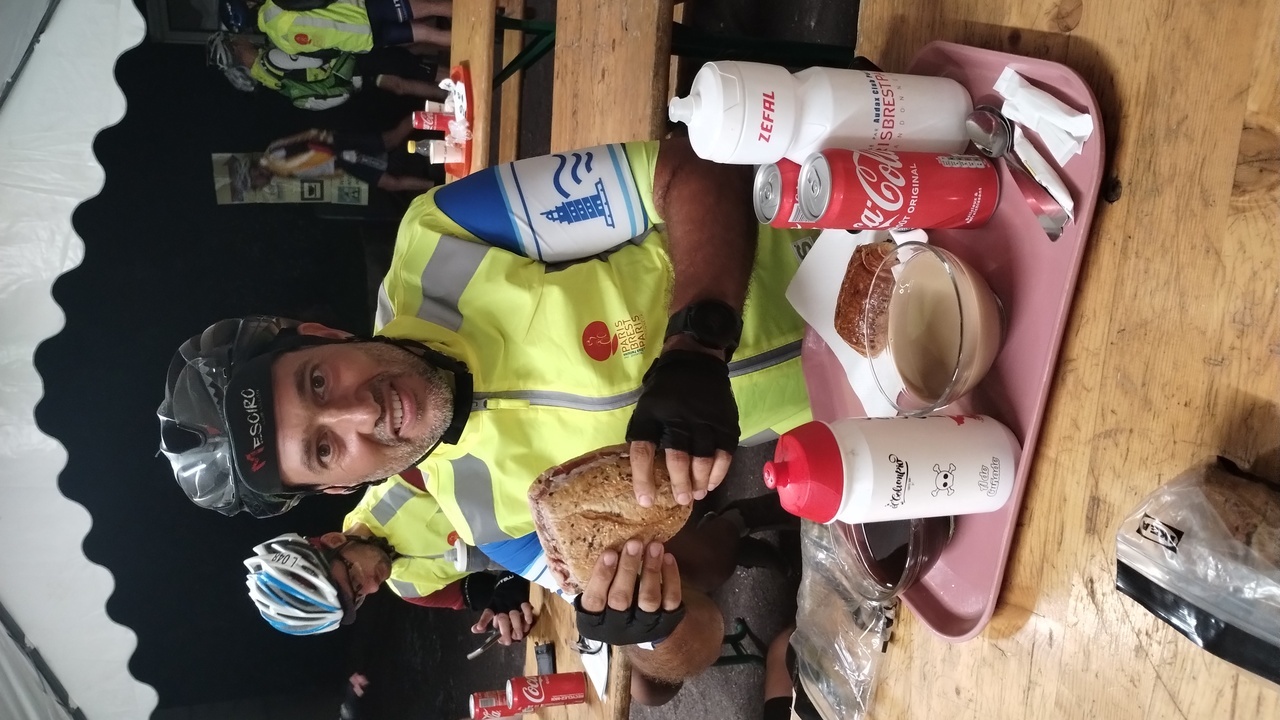 Dani, at the control in Villaines La Juhel, about to start eating his second bocadillo de jamon