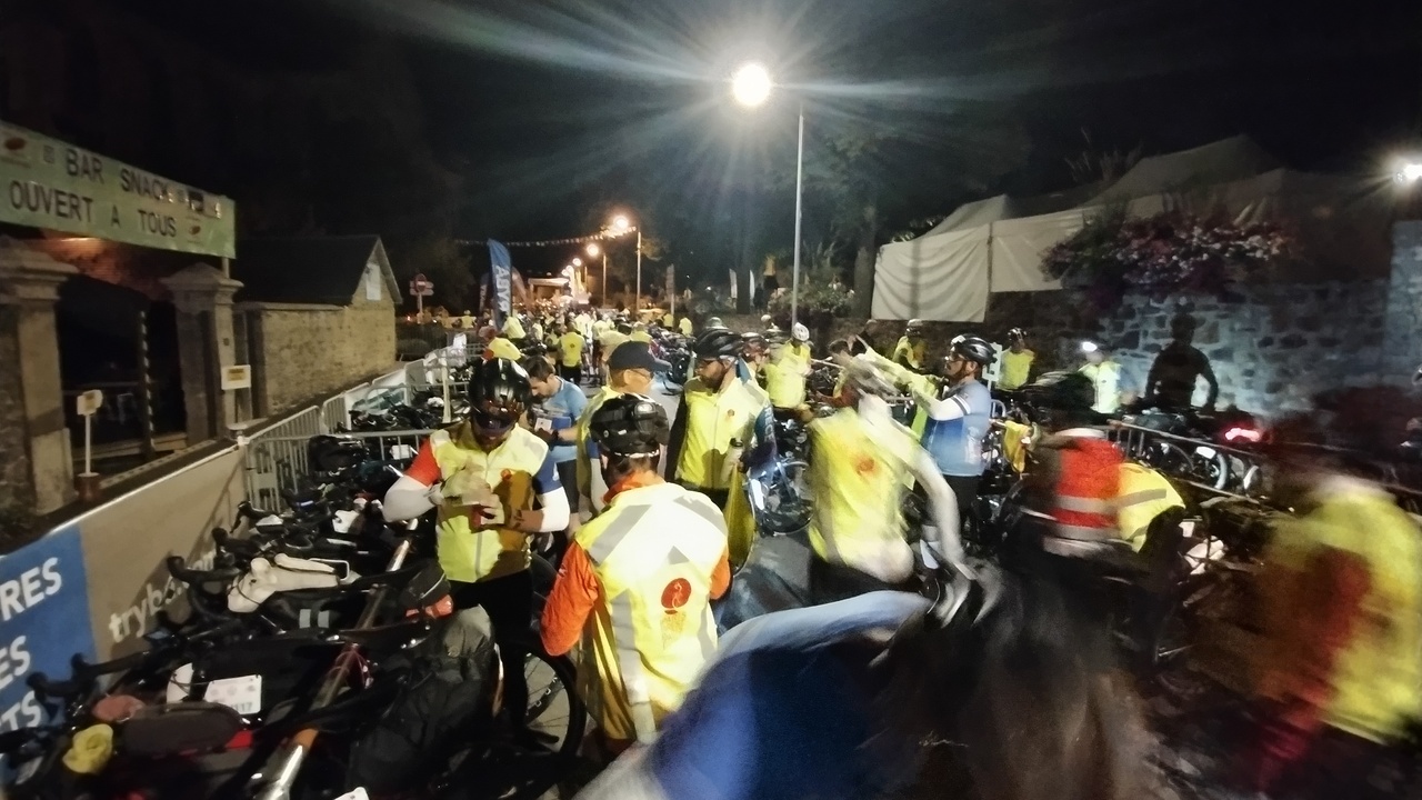 Picture of the bike parking places in Villaines La Juhel, sunday night, full of randonneurs arriving and/or leaving