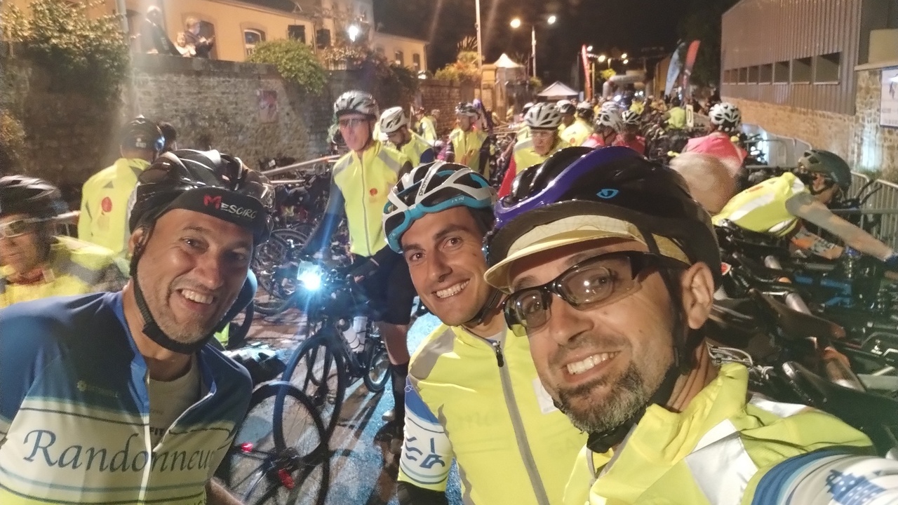 Group selfie before leaving Villaines La Juhel, all smiles and good mood