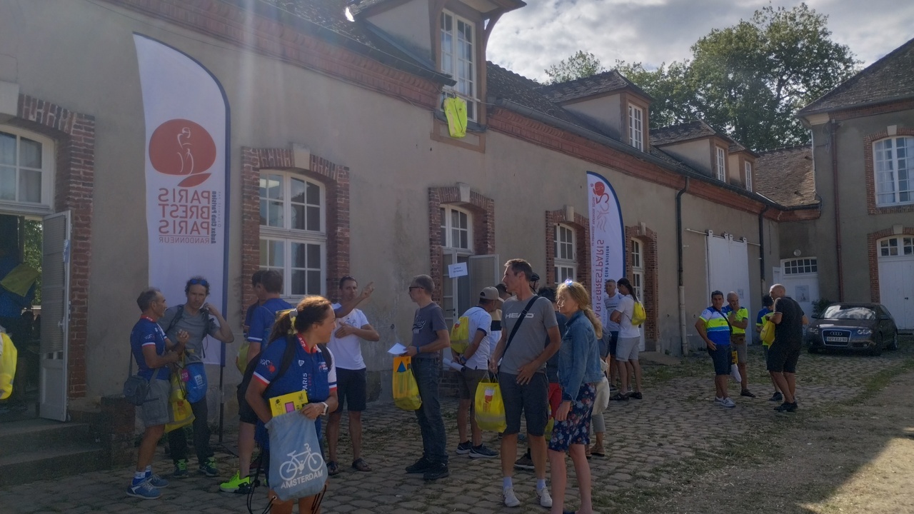 Lots of people at the entrance of the area where you could change your jersey and vest sizes