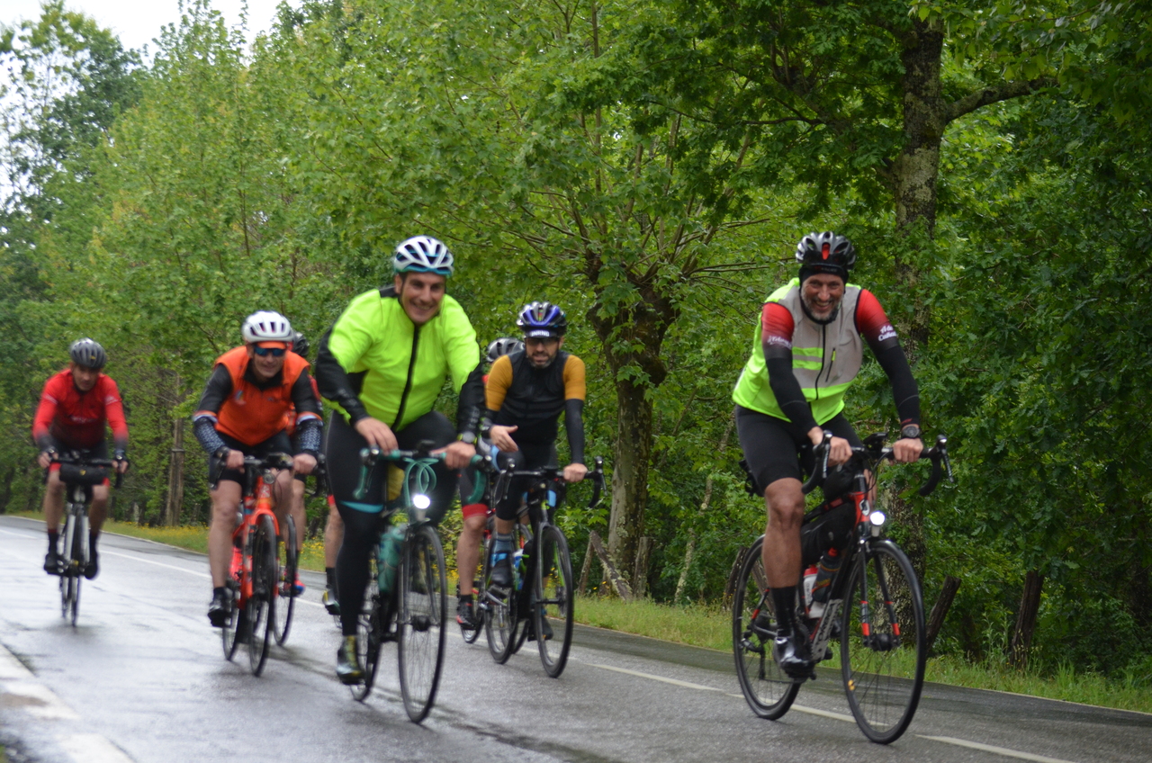 From left to right, Jose, Graeme, Ferreiro, Me and Dani, riding on a wet road on our way to the start of the climbs, everybody showing big smiles, except me, I was explaining something to Edgar, who was riding by my side