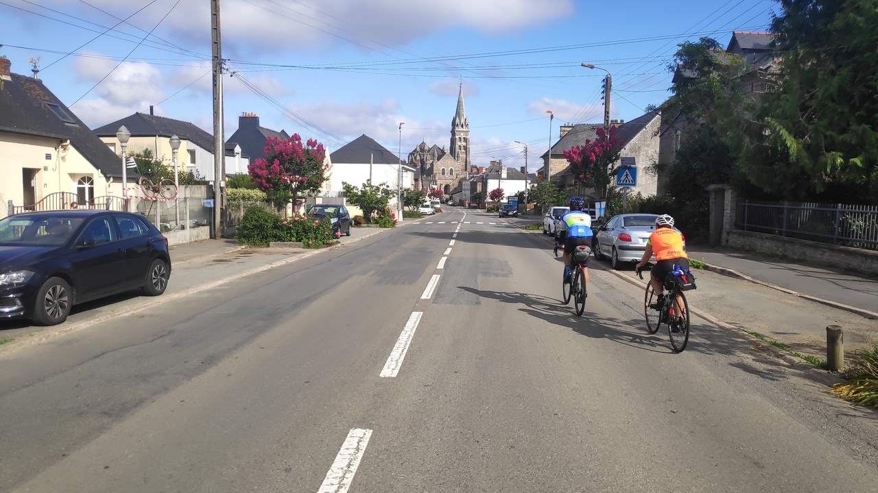 Verónique and me, arriving in Tintèniac (town), we still had to find our way to the control